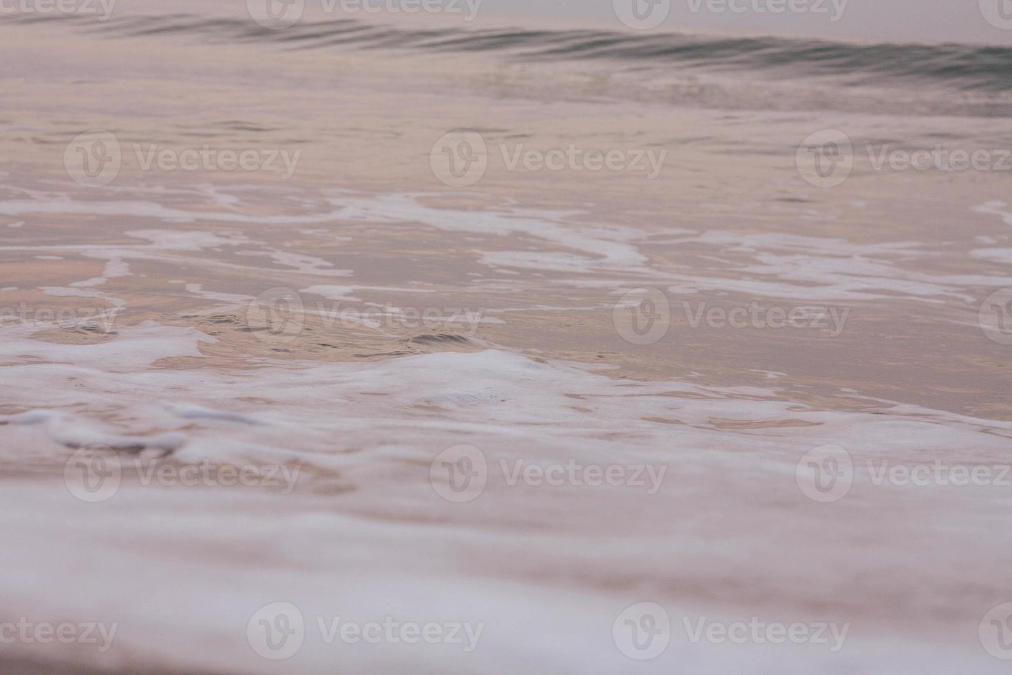 bubblor på gyllene strand med hav vatten i de morgon- på thailand stränder. foto