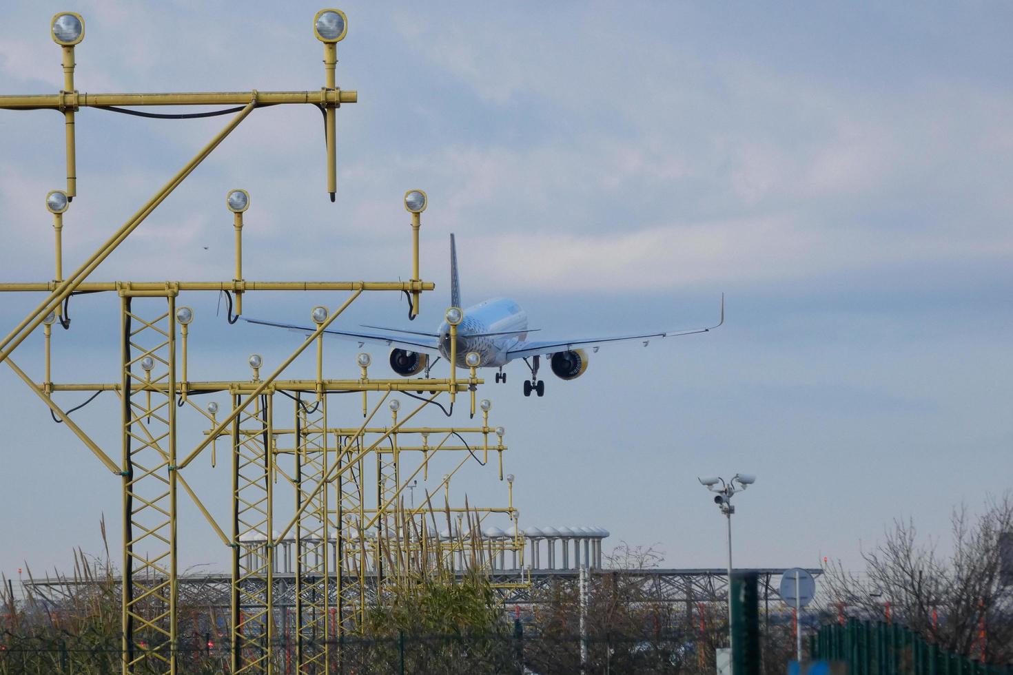 kommersiell flygplan ingång till ett flygplats, flygplats ingång tecken, flygplats ingång lampor foto