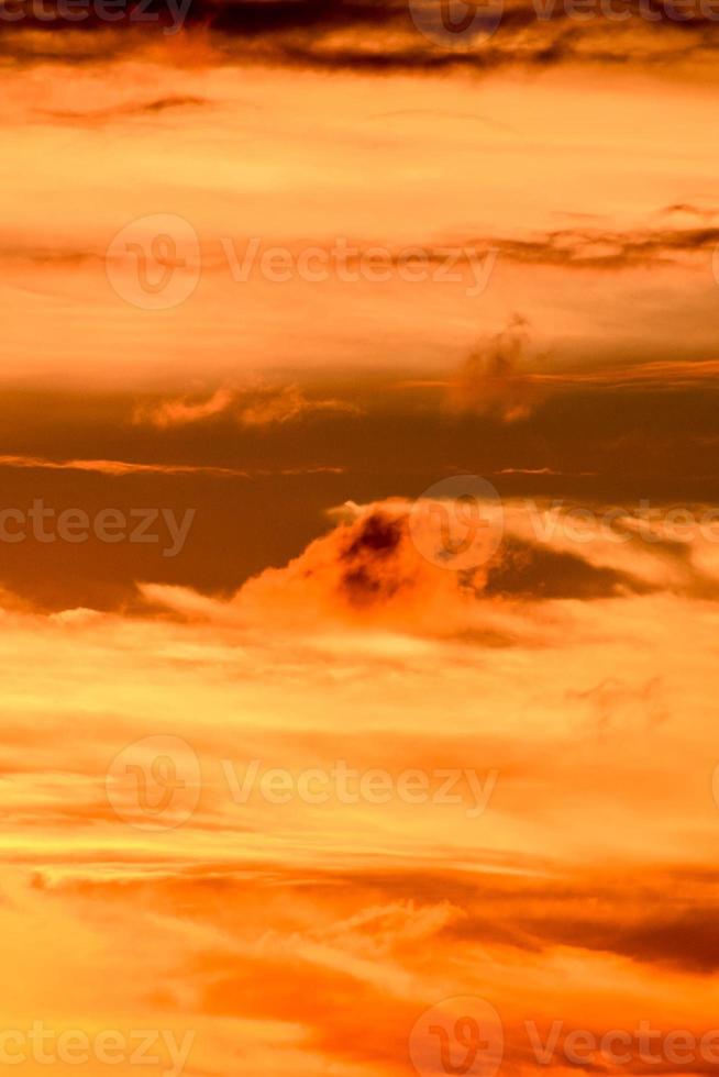 molnig orange himmel foto