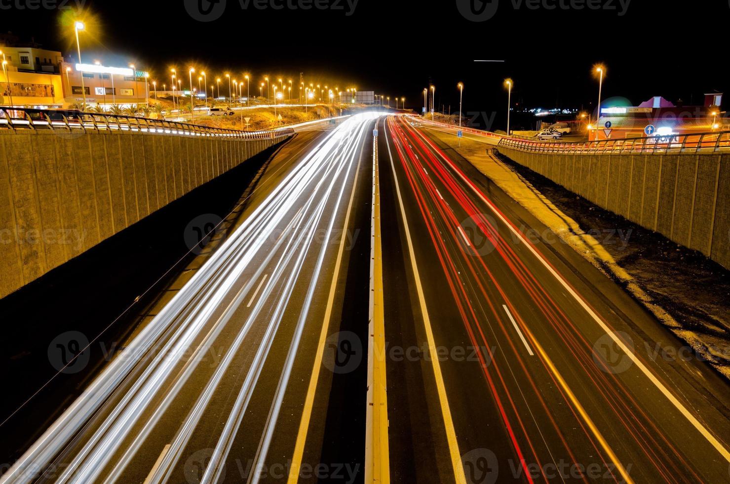 motorväg på natt foto