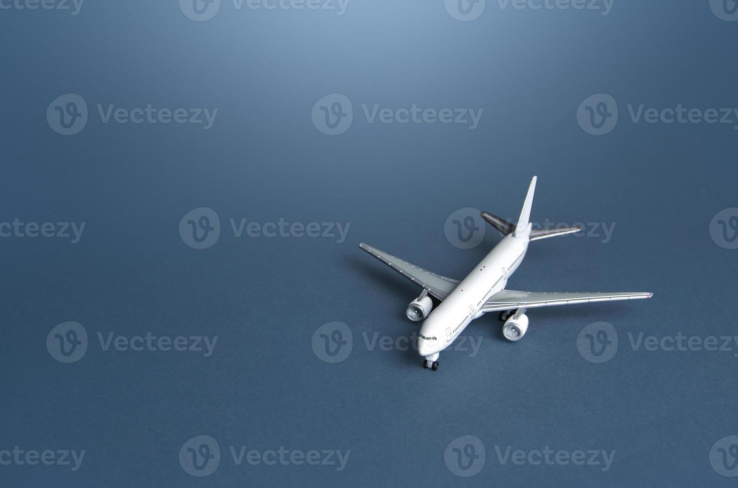 passagerare plan på en blå grå bakgrund. passagerare transport. företag och turism. flygbolag operatörer, luft transportörer. värld kommunikation och kommersiell flyg. resa. foto