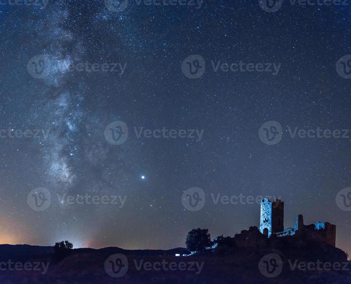Vintergatan med ett slott foto