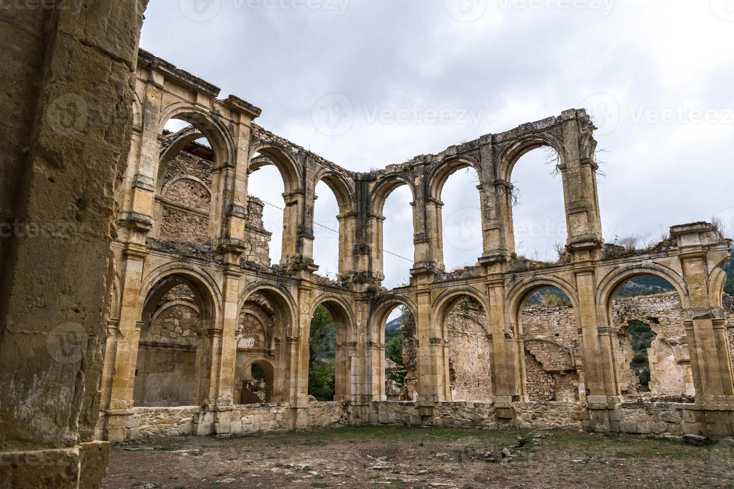 ruinerna av ett gammalt kloster foto