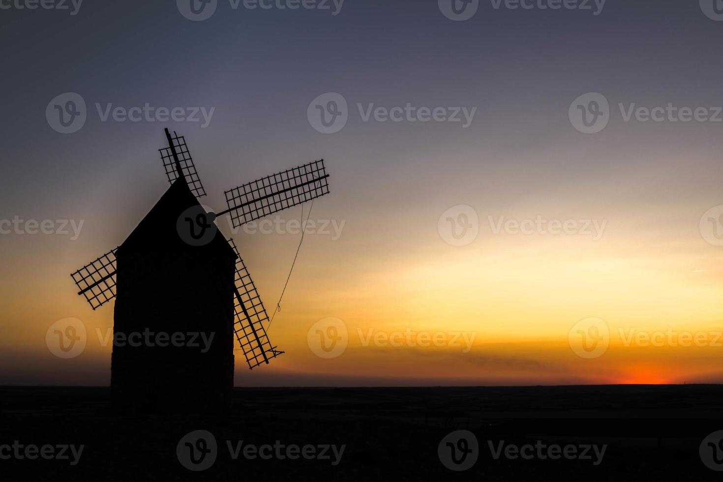 gammal väderkvarn vid solnedgången foto