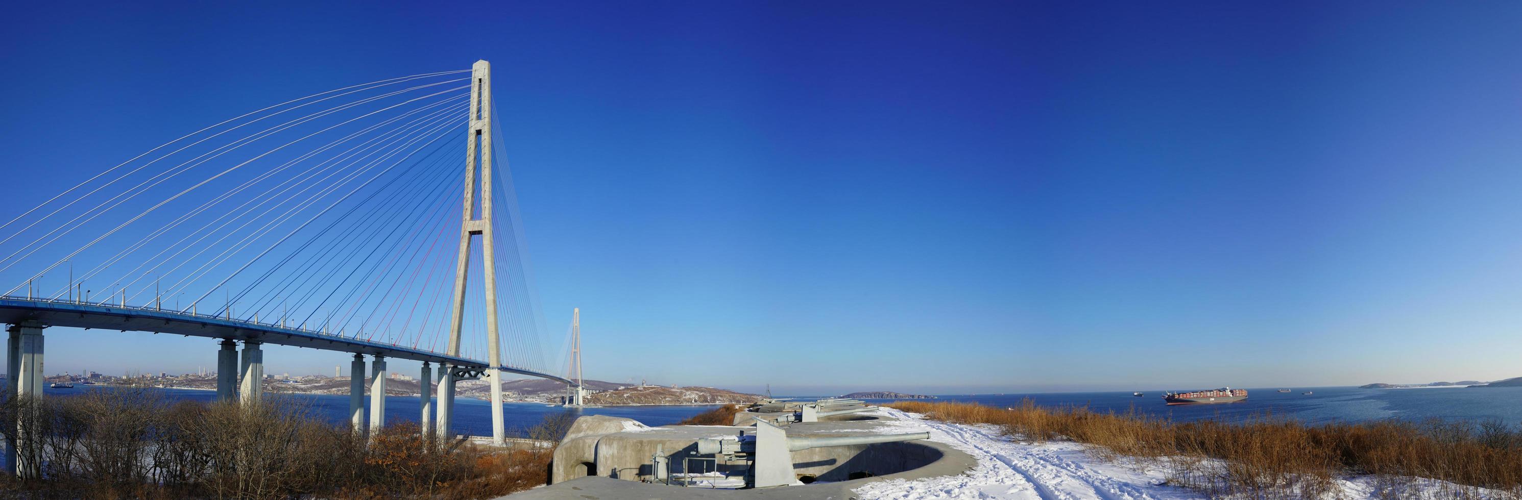 panorama av voroshilovskaya batteri och russky bridge mot en klarblå himmel i Vladivostok, Ryssland foto