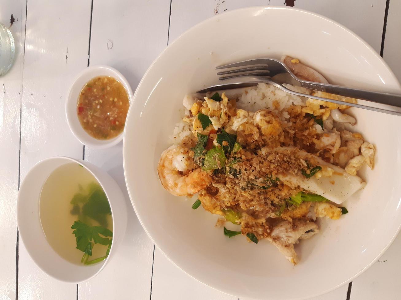 ovanifrån av en thailändsk maträtt foto