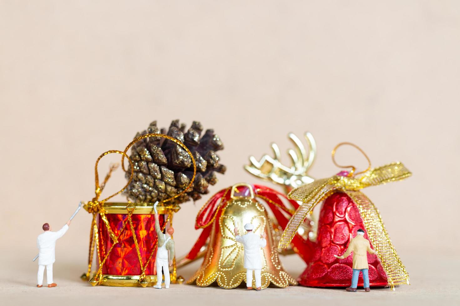 miniatyrarbetare som målar en juldekoration, jul och gott nytt år koncept foto