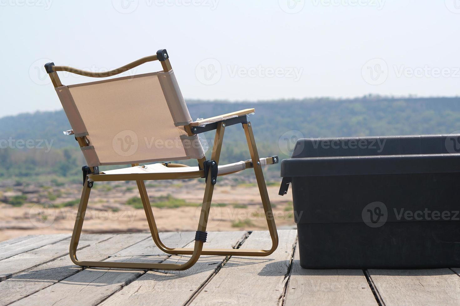 camping stol på gammal trä- golv foto