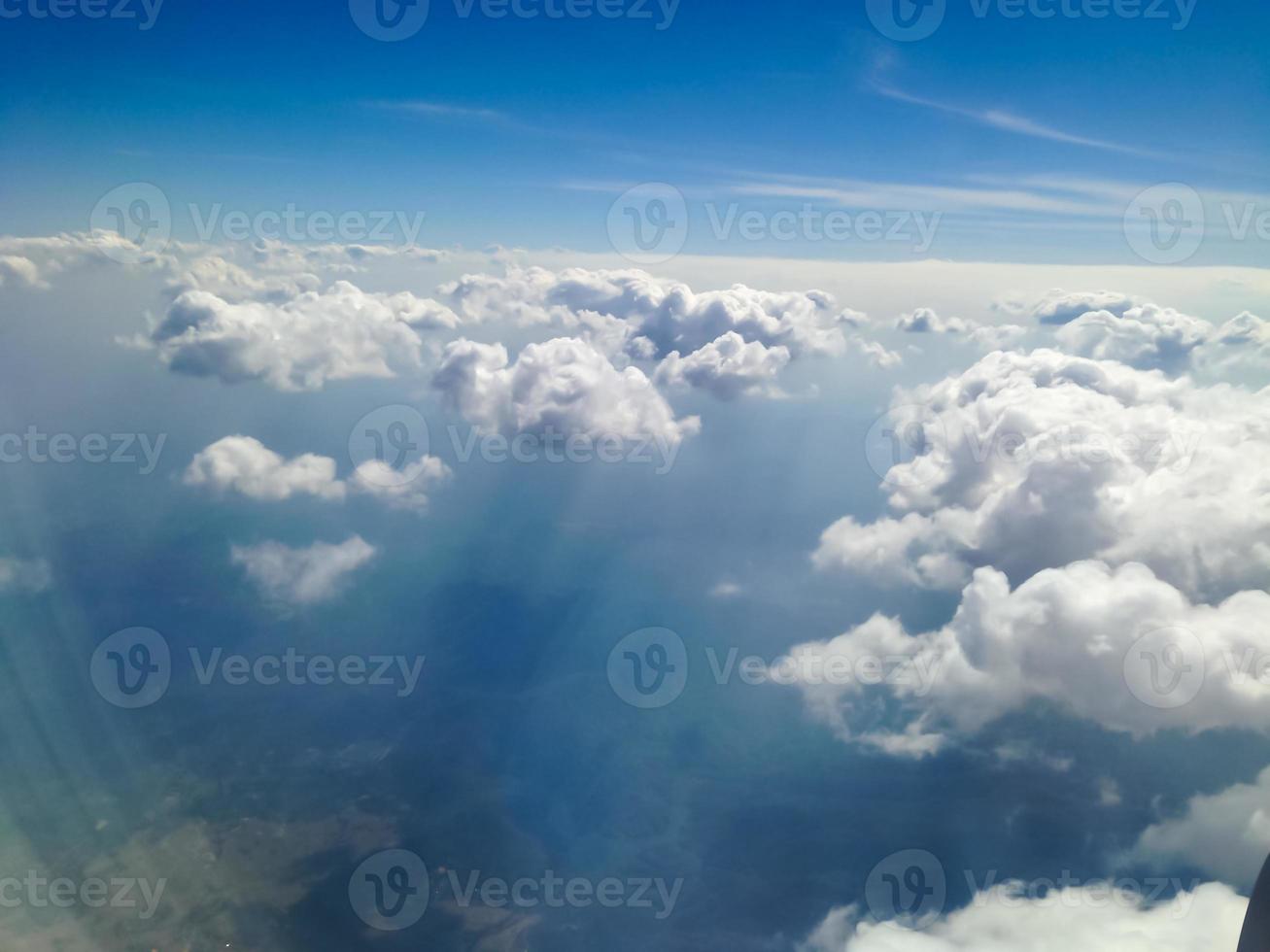 blå himmel med moln bakgrund foto