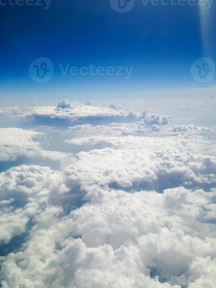 blå himmel med moln bakgrund foto