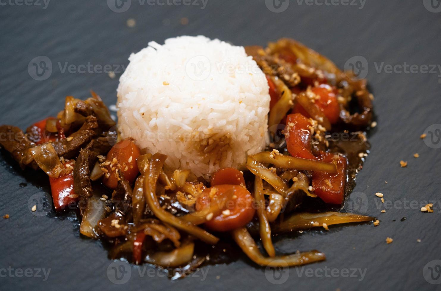 asiatisk kök kryddad curry med grönsaker och ris foto
