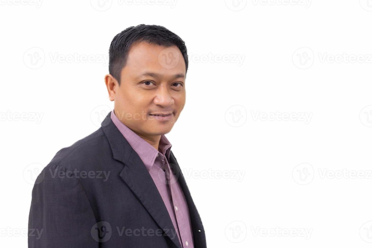 professionell asiatisk företag vuxen man med svart kostym står och ler isolerat på vit bakgrund. foto