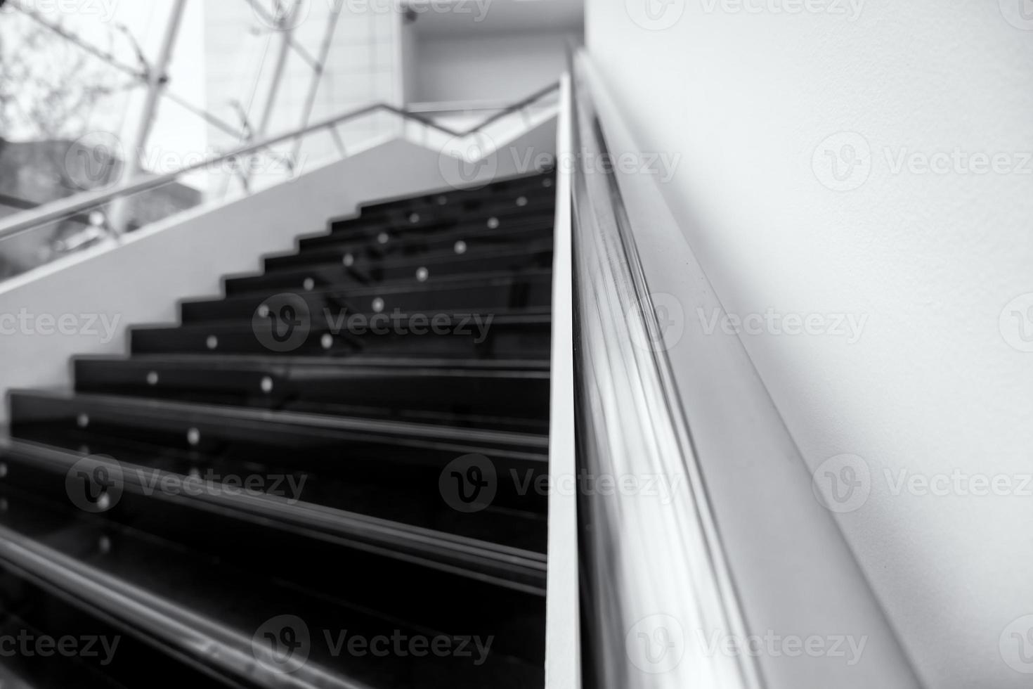 trappor i svart marmor foto