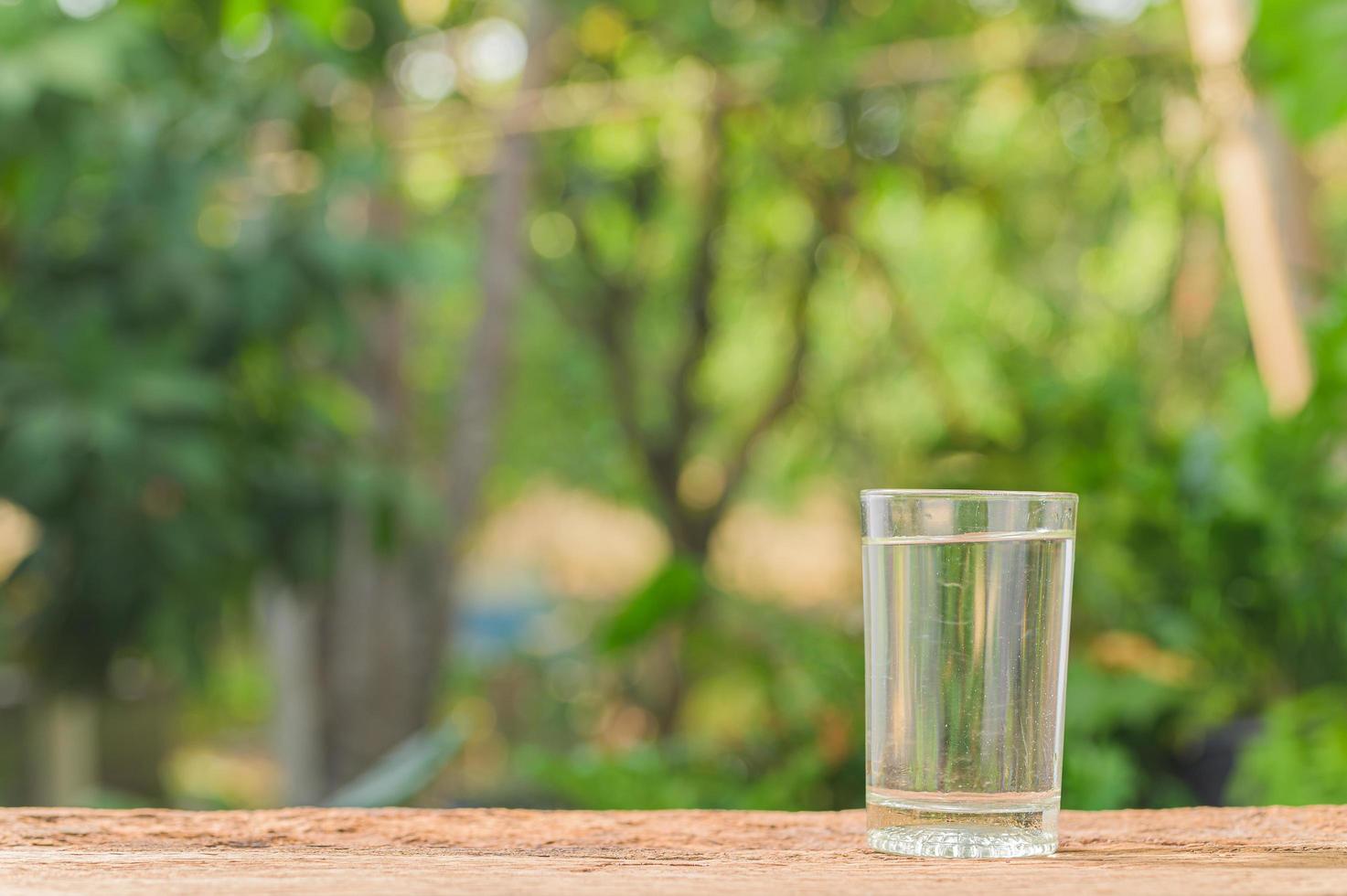 dricka ett glas vatten för hälsan foto