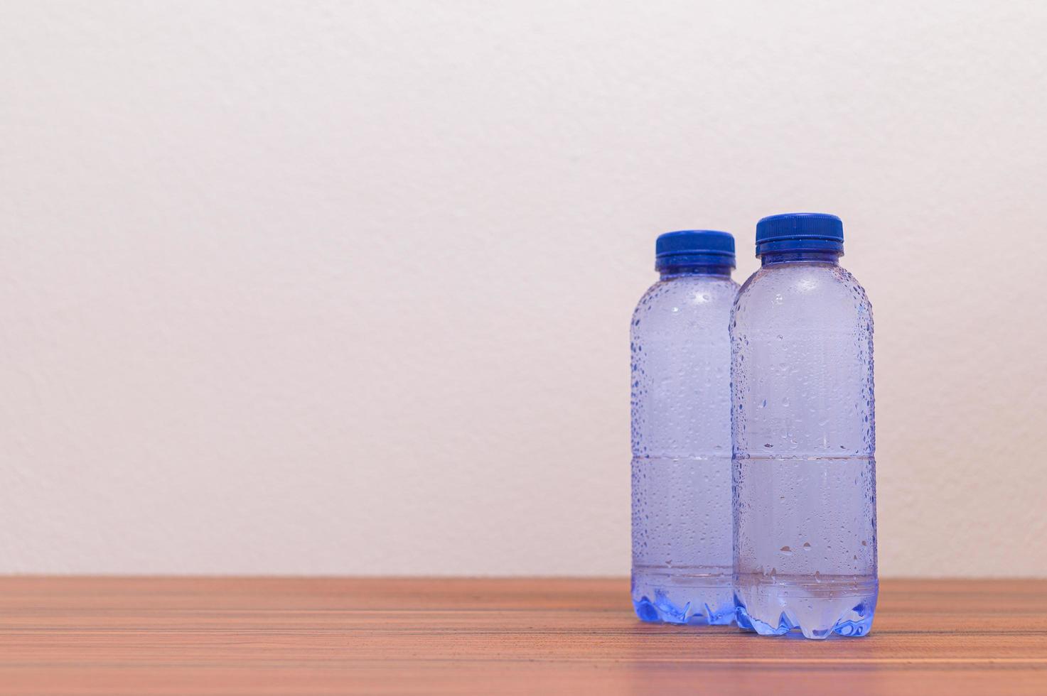 flaskor dricksvatten foto