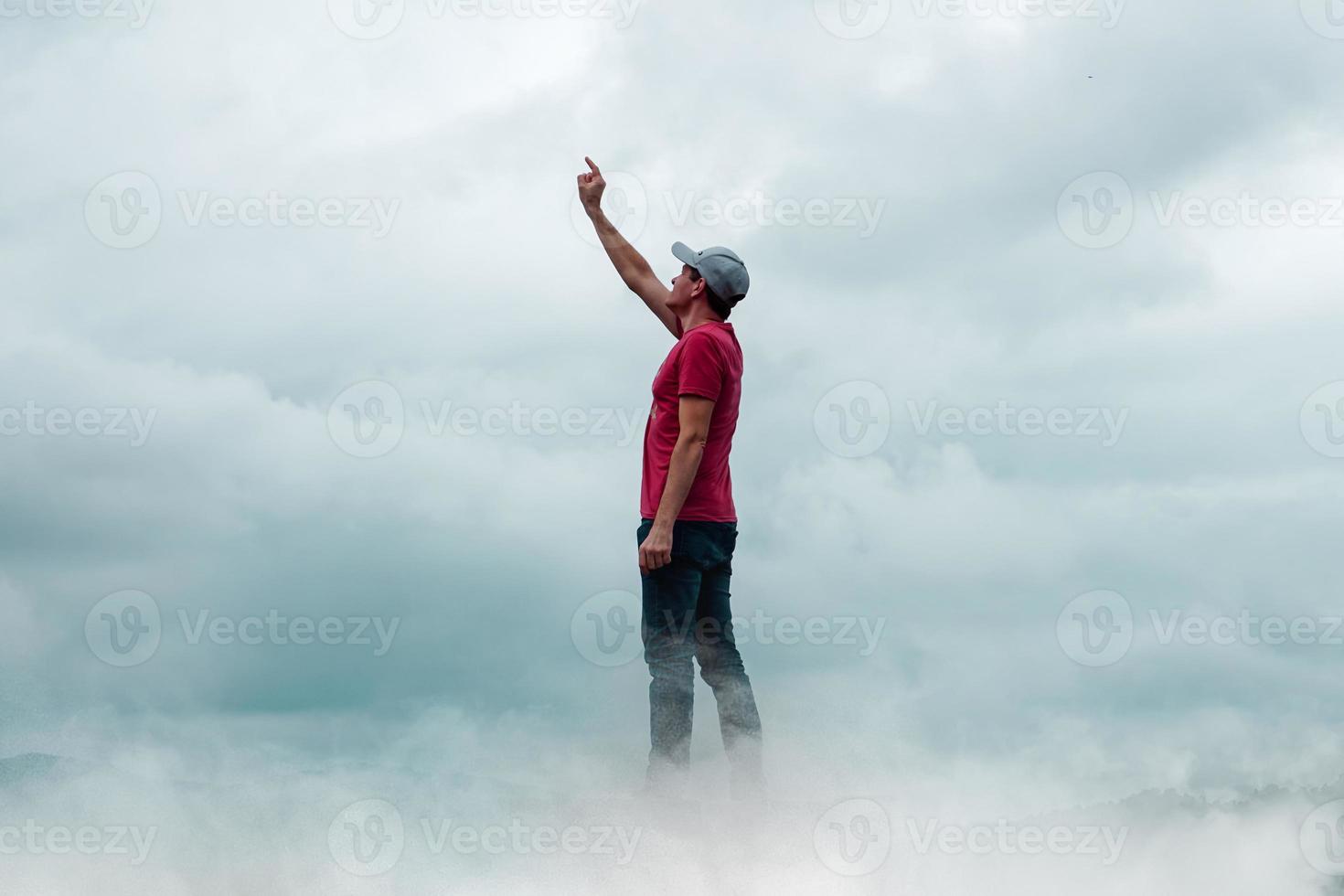 man porträtt gestikulerar i de himmel och moln foto