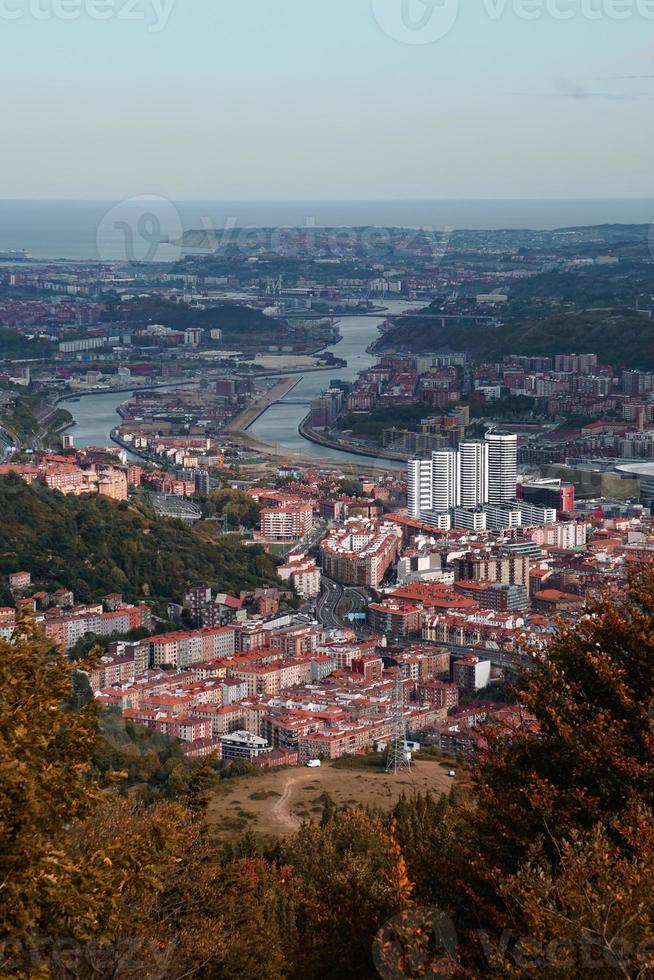 stadsbild och arkitektur i bilbao stad, spanien, resa destination foto