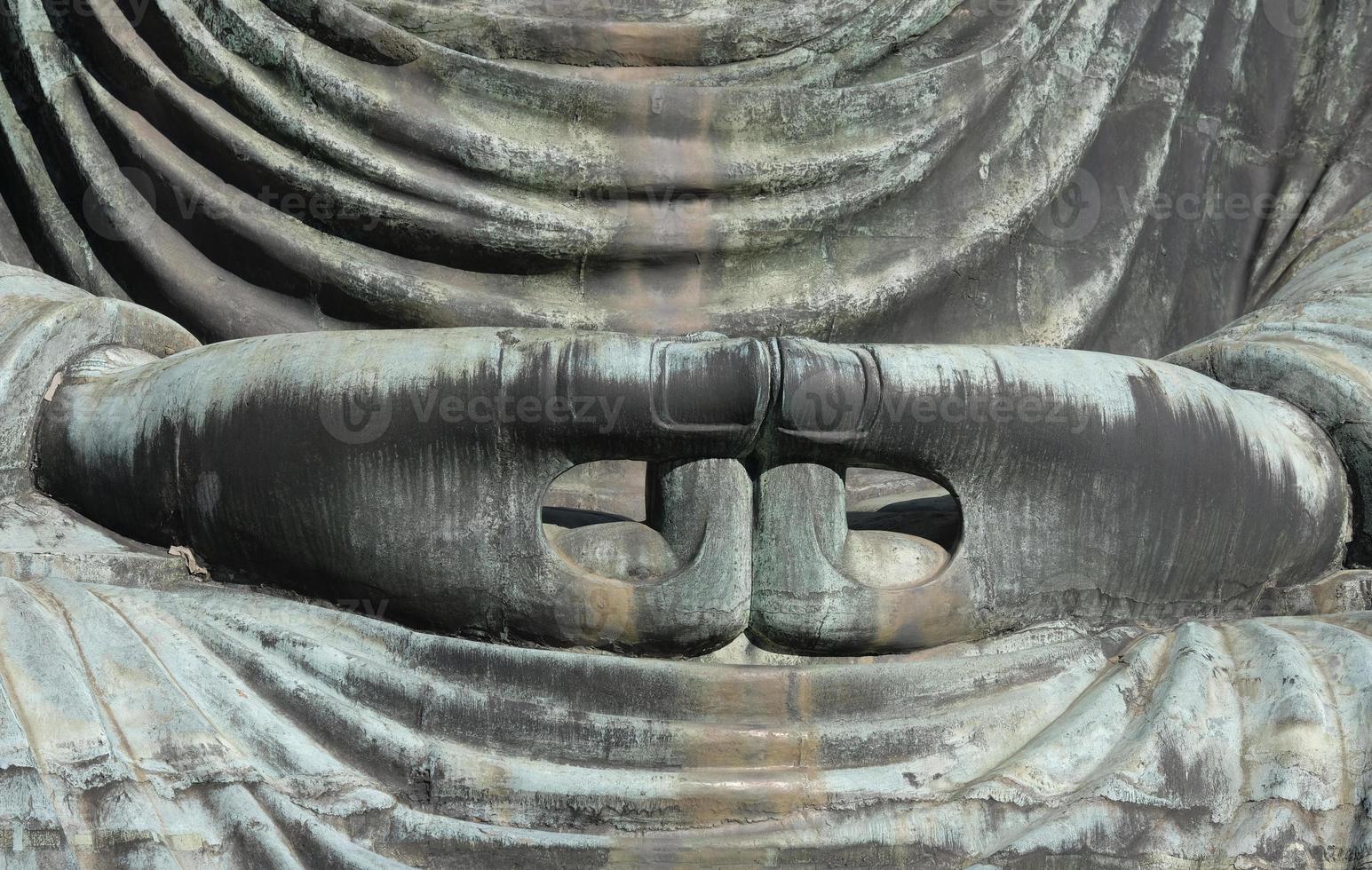 närbild av de händer av de jätte buddha i kamakura, japan foto