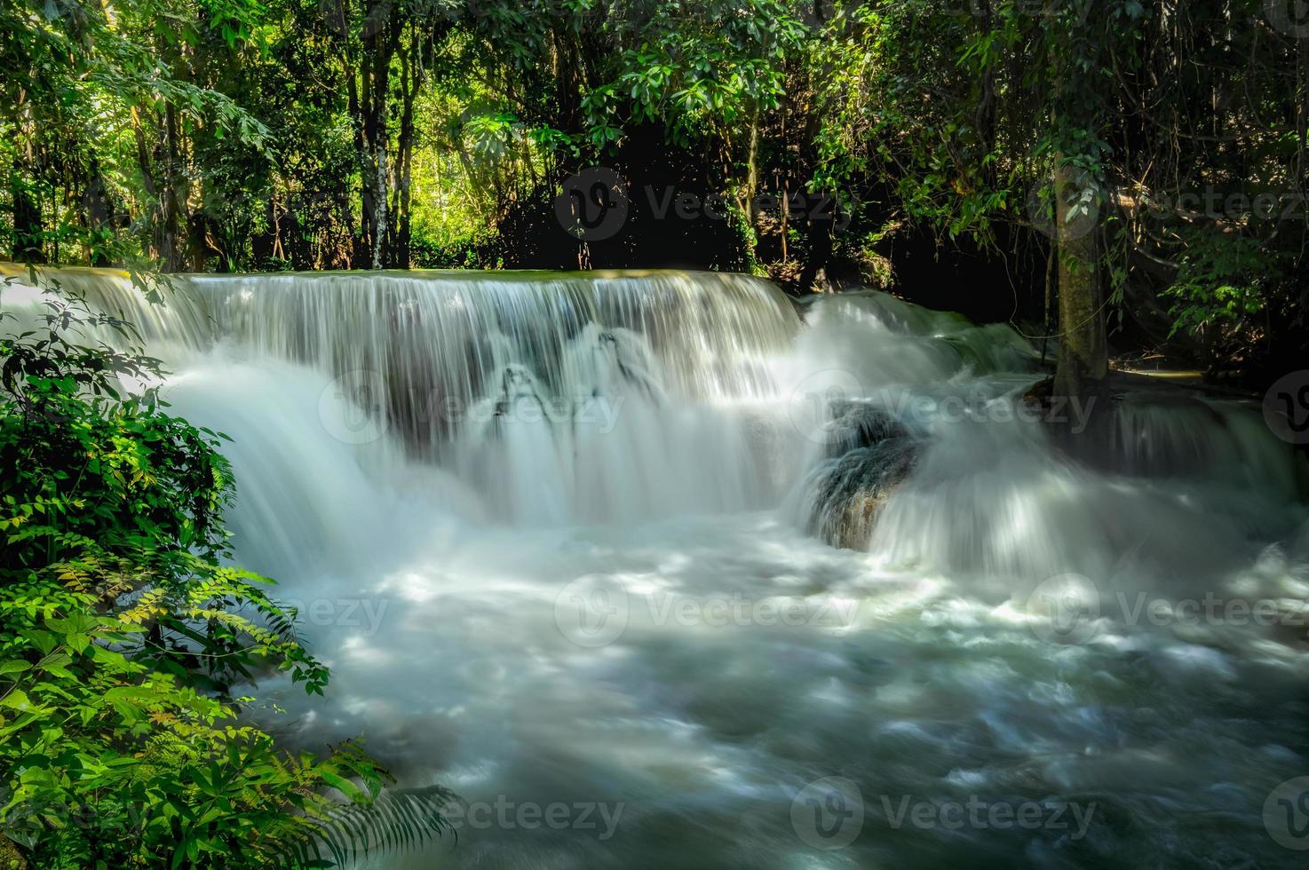 de skön vattenfall i djup skog på srinakarin damm nationell parkera foto