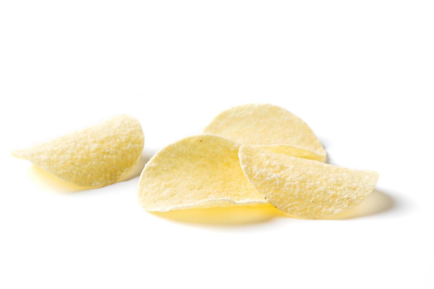 potatis chip isolerat på vit bakgrund, fett mat eller skräp mat foto