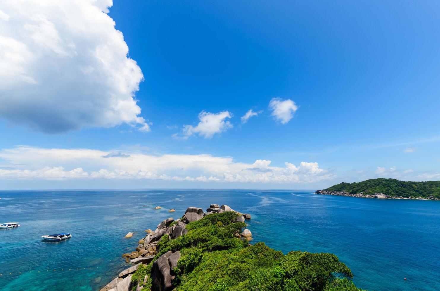 panorama- se av koh.8 similan ö med vit moln och blå himmel och klar vatten. foto