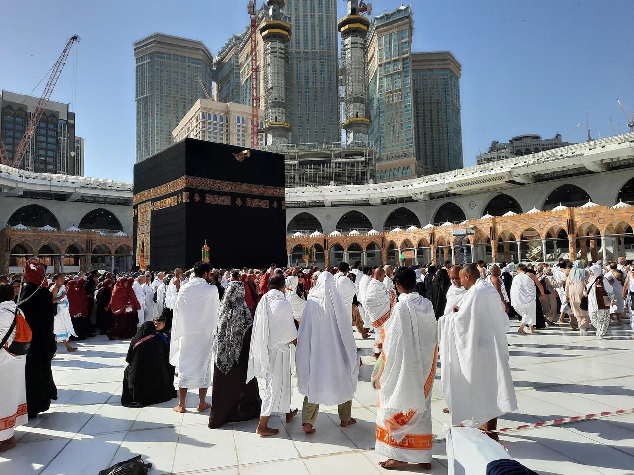 mecka, saudi Arabien, feb 2023 - pilgrimer från Allt över de värld är utför tawaf i masjid al haram i mecka. foto