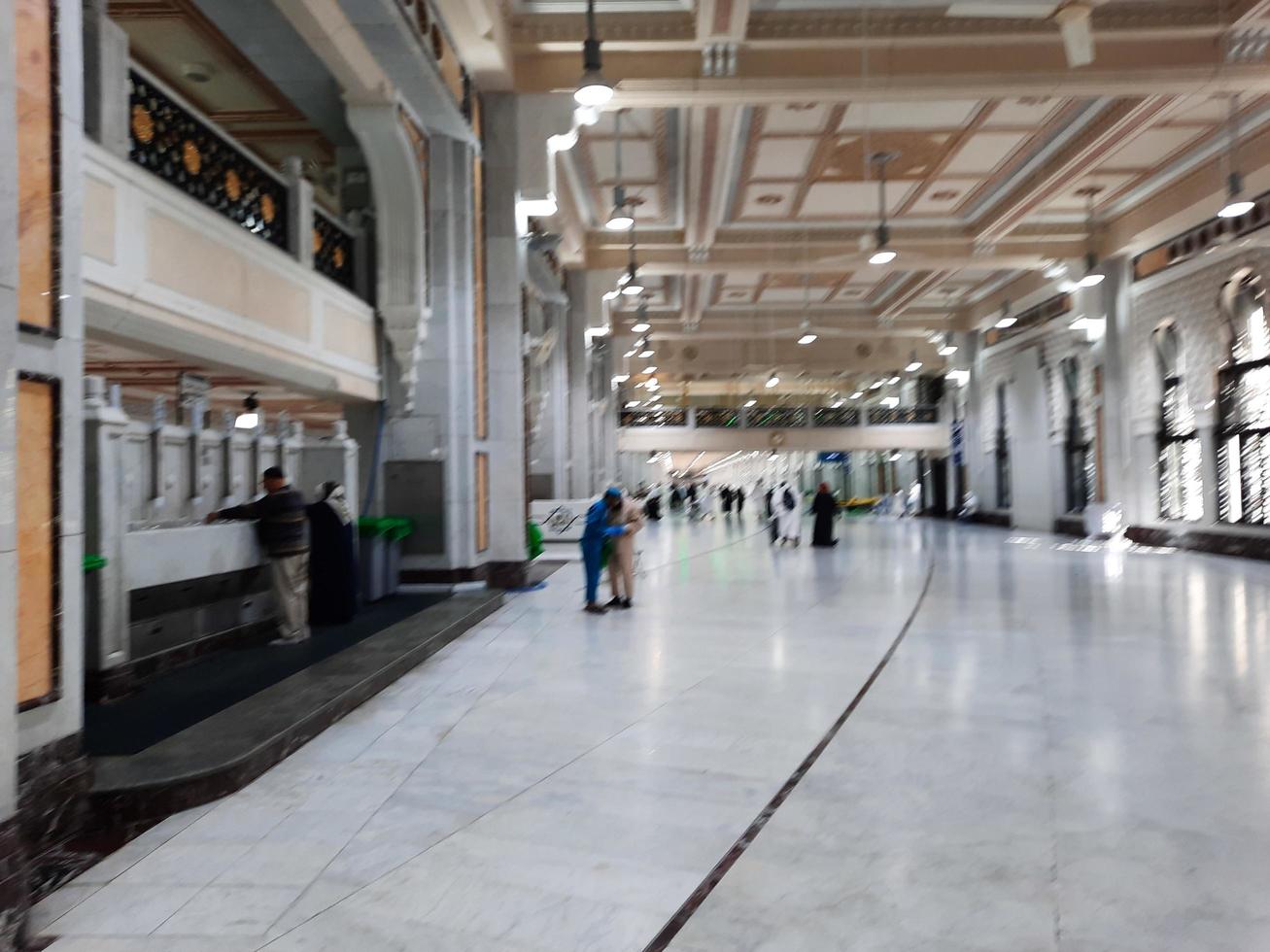 mecka, saudi Arabien, feb 2023 - pilgrimer promenad mellan de kullar av safa och marwah under umrah på de masjid al haram i mecka. foto