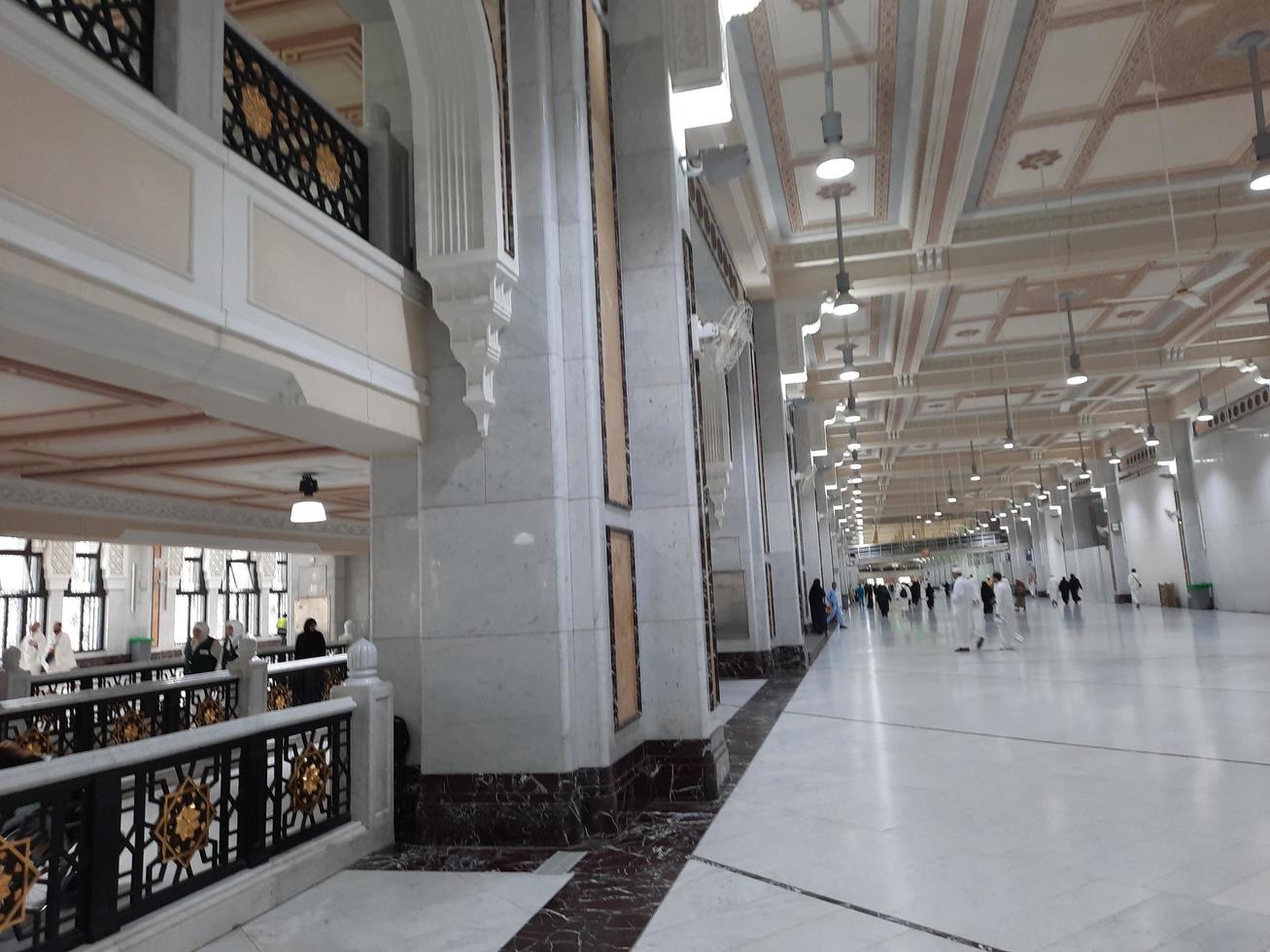 mecka, saudi Arabien, feb 2023 - pilgrimer promenad mellan de kullar av safa och marwah under umrah på de masjid al haram i mecka. foto