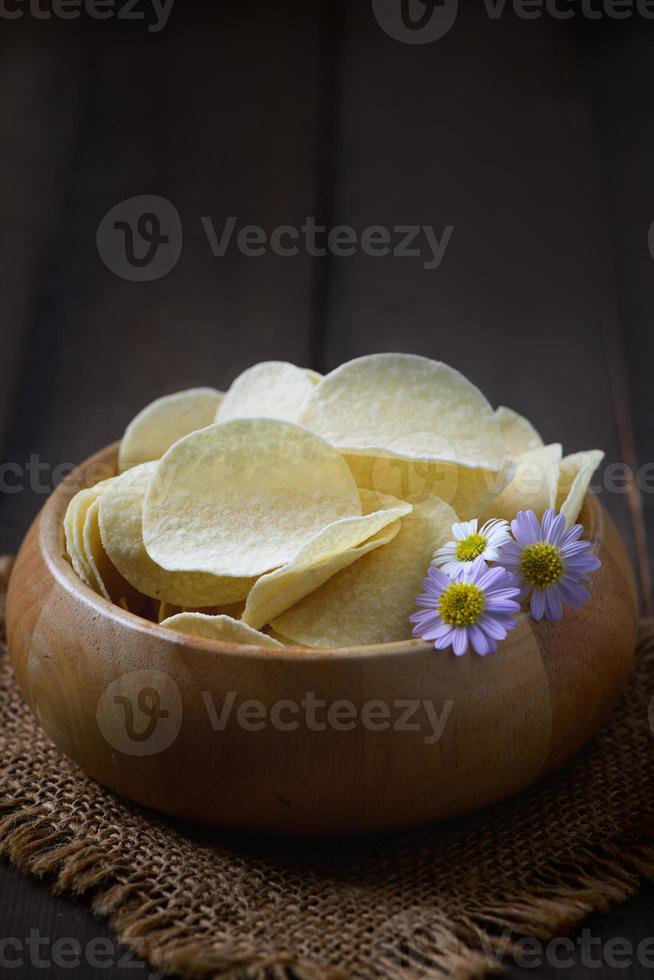 potatis pommes frites skål på trä bakgrund, fett mat eller skräp mat foto