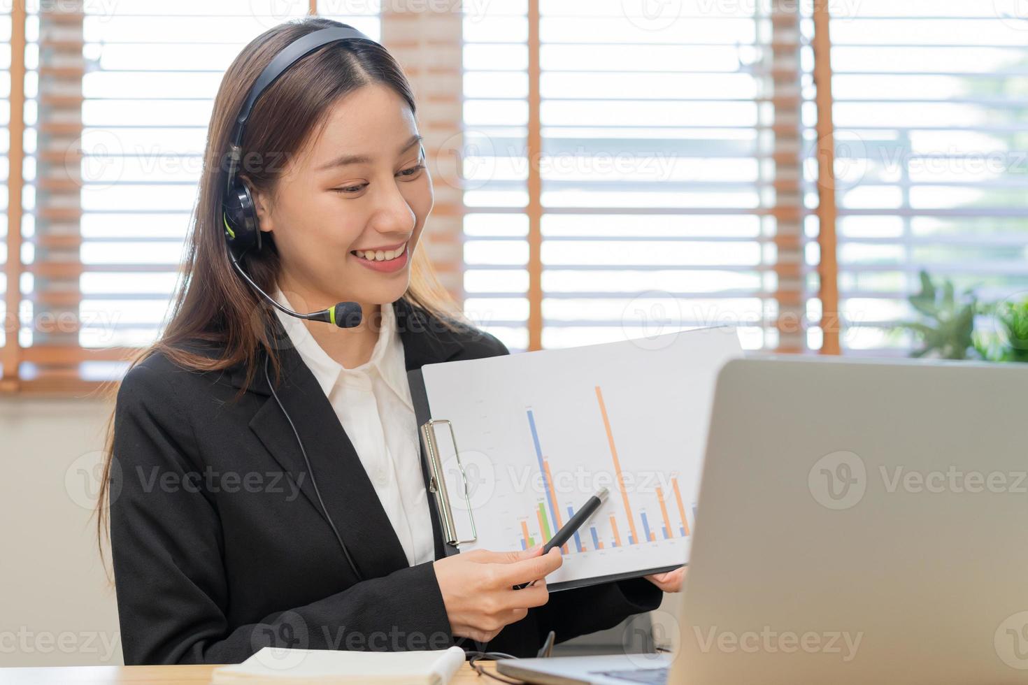 operatör asiatisk ung kvinna bär headset, hörlurar och tala på video ring upp konferens med kund, kollegor Stöd telefon, arbete på bärbar dator datateknik av hjälp, rådfråga service foto