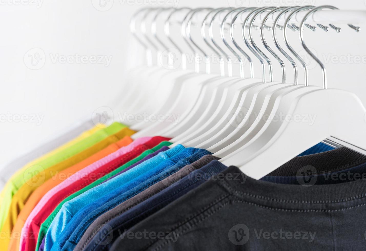 färgrik t-tröjor hängande på en kuggstång foto