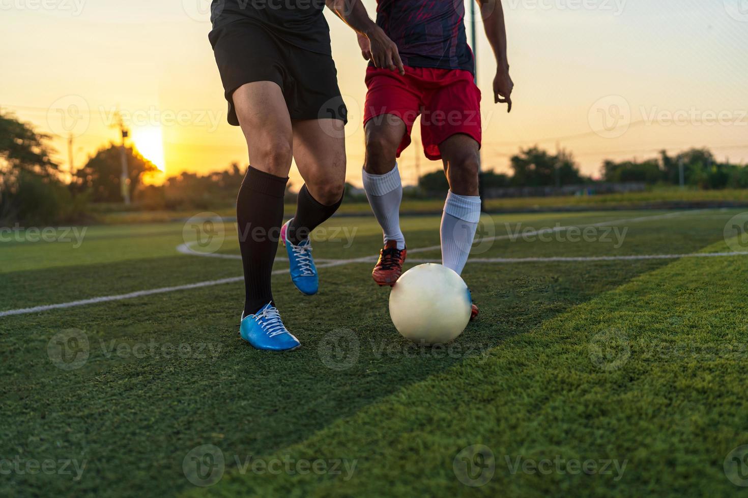 fotboll spelare spelar boll i de utomhus- stadion. foto