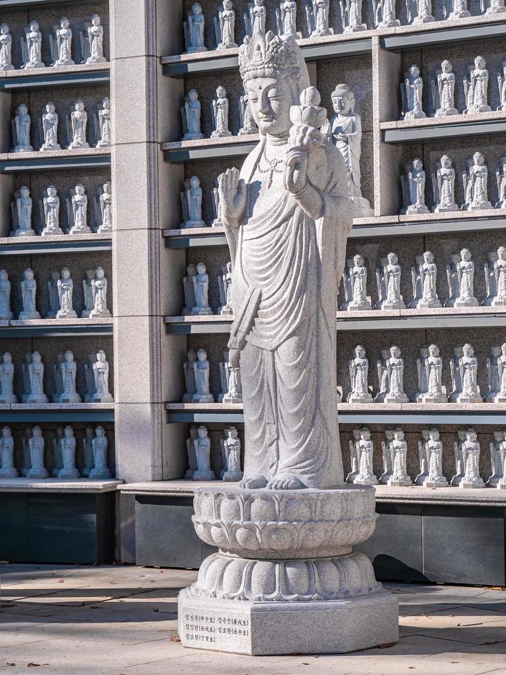 buddhiststaty i bongeunsa-templet i staden Seoul, Sydkorea foto