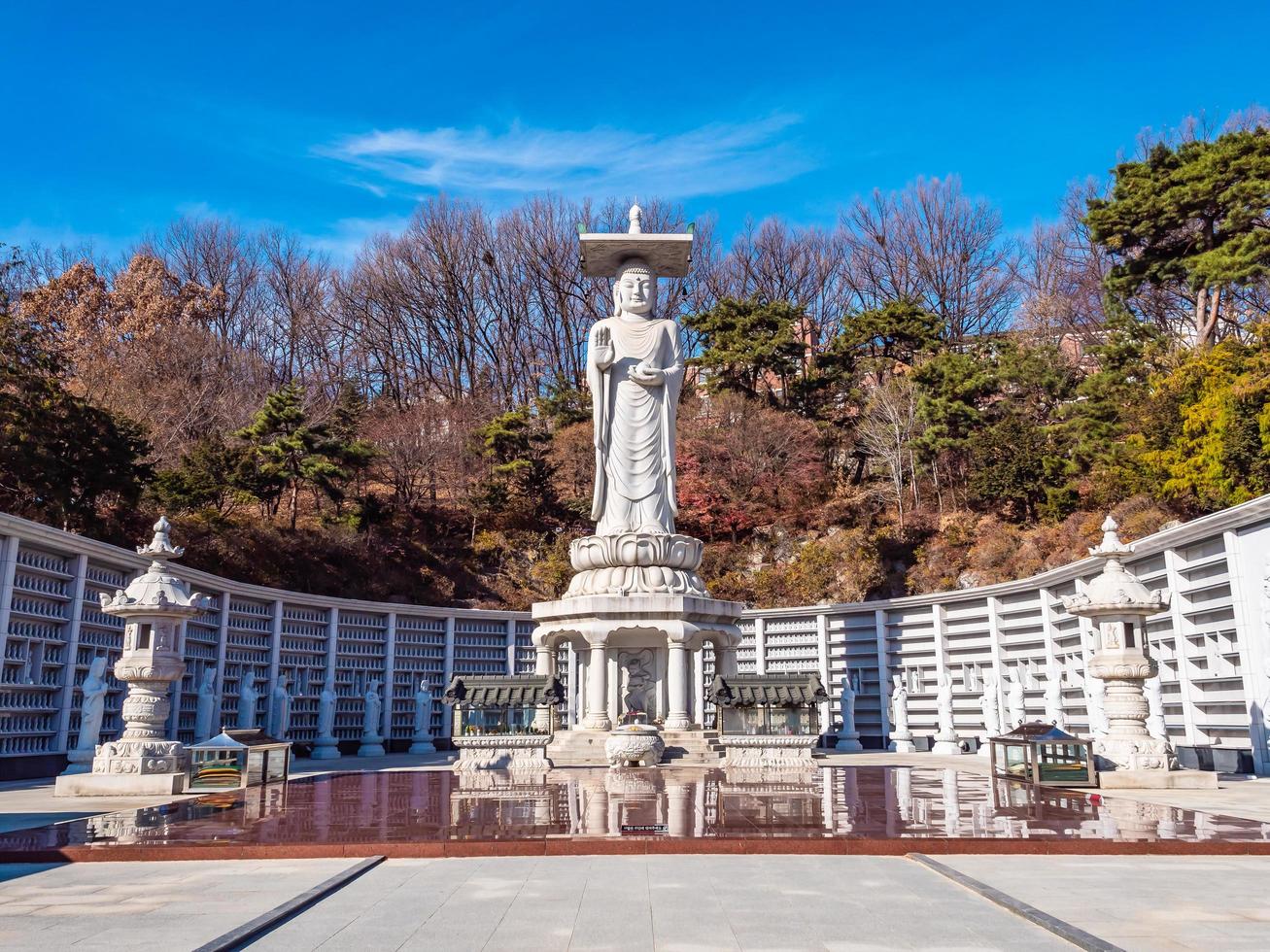 buddhiststaty i bongeunsa-templet i staden Seoul, Sydkorea foto