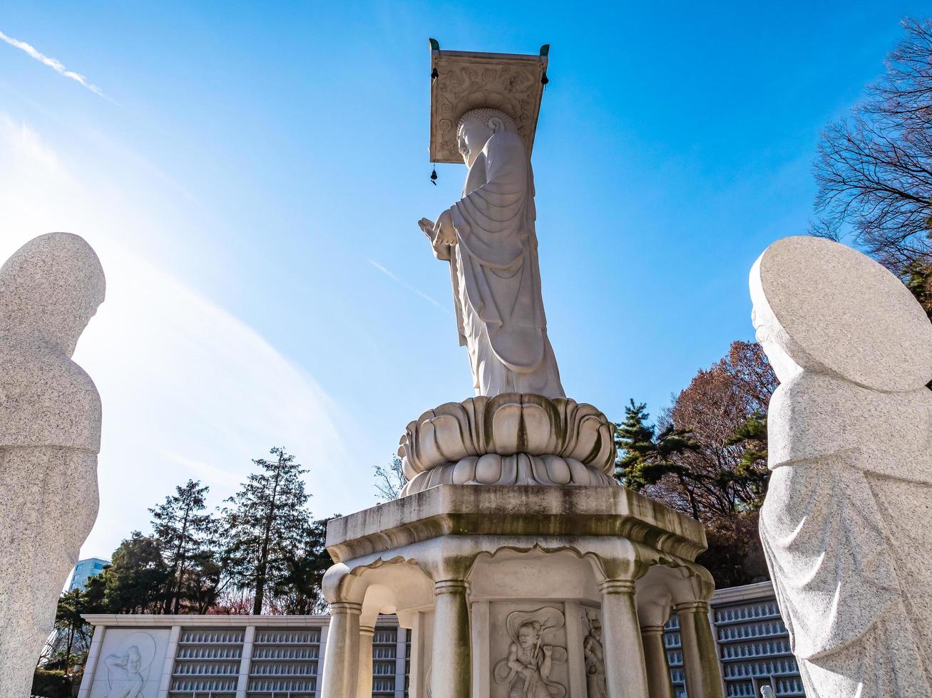 buddhiststaty i bongeunsa-templet i staden Seoul, Sydkorea foto