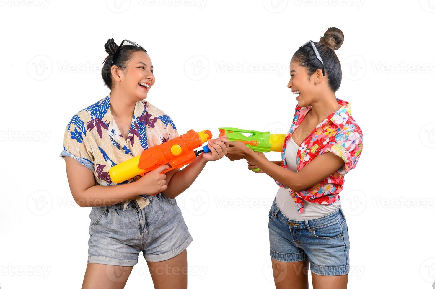 porträtt två kvinnor i songkran festival med vatten pistol foto