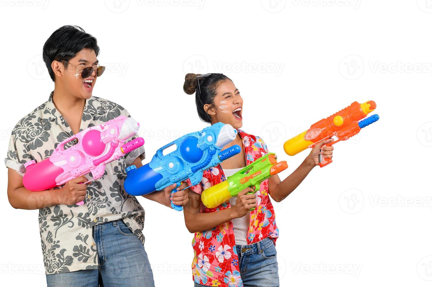 porträtt ung par njut av med vatten pistol på songkran festival foto