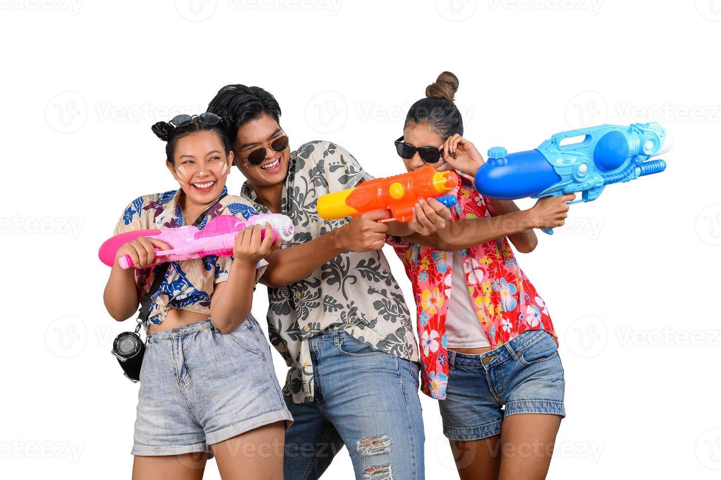 tonåring grupp ha roligt med vatten pistol på songkran dag foto