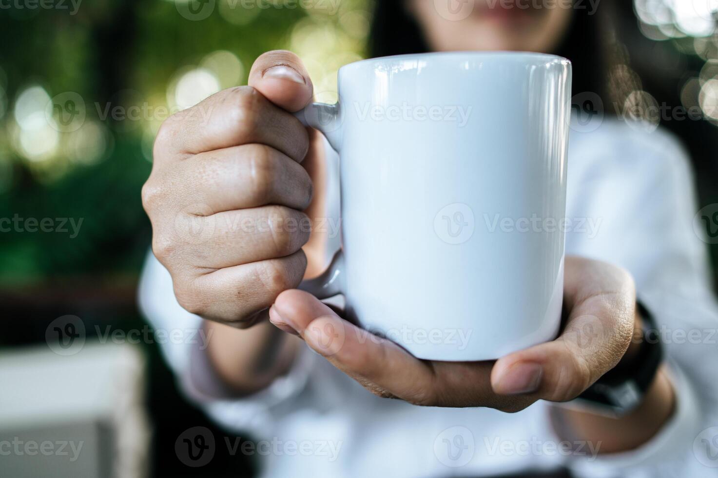 kvinna innehav en vit glas foto