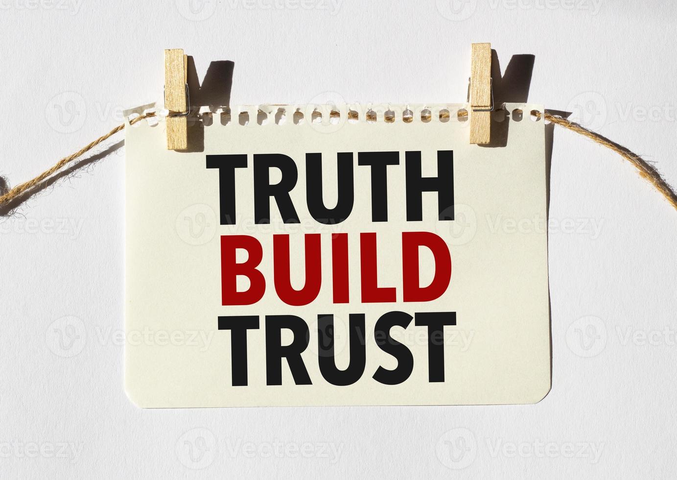 kort med text sanning bygga förtroende . diagram och vit bakgrund foto