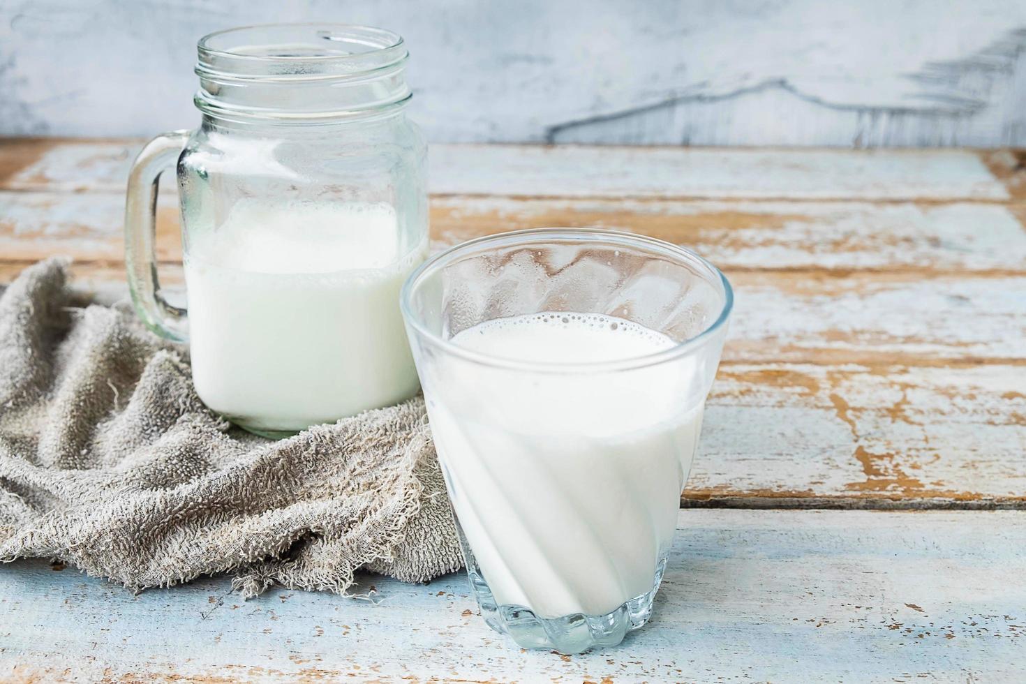 mjölk i glas på ett träbord foto