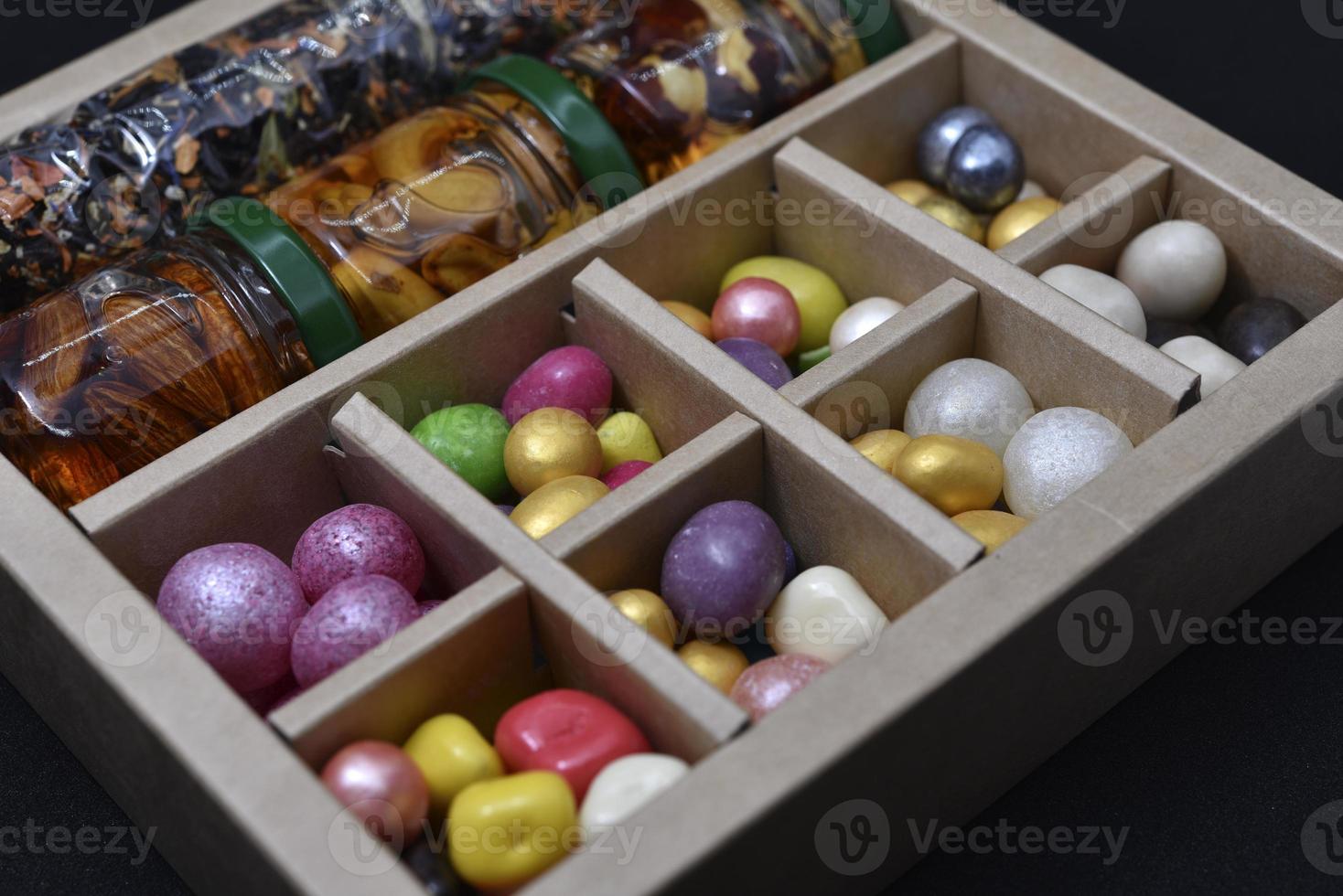 en gåva uppsättning av sötsaker och nötter i honung. utsökt sötsaker. färgrik sötsaker. foto