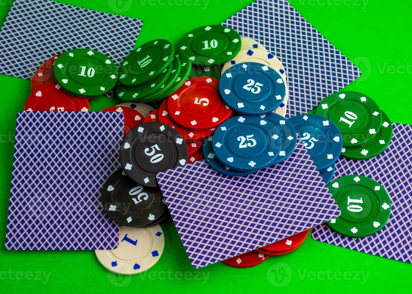 poker spel, kort och pommes frites är spridd på de tabell. foto