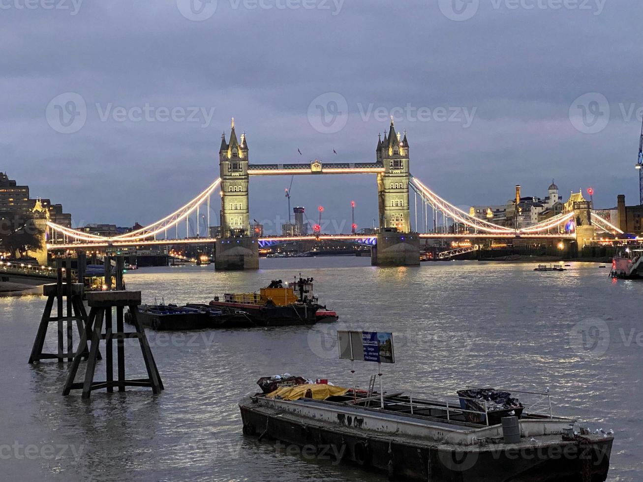 torn bro i London på natt foto