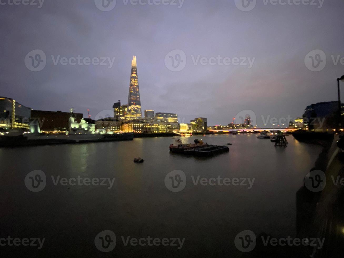 de flod thames på natt med reflexion foto