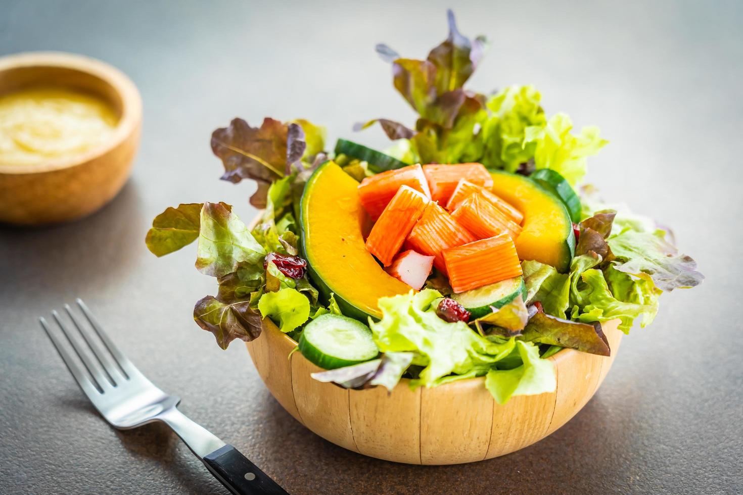 krabbpinnar med färsk grönsaksallad med majonnässås foto