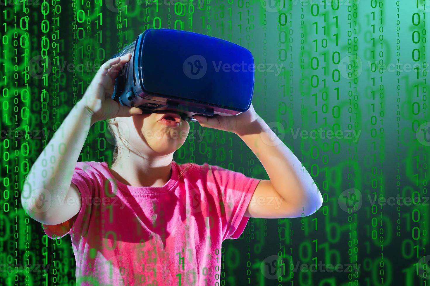 ung flicka upplever vr headsetet spel på färgrik bakgrund. barn använder sig av en gaming grej för virtuell verklighet. trogen glasögon på ung ålder. virtuell teknologi foto