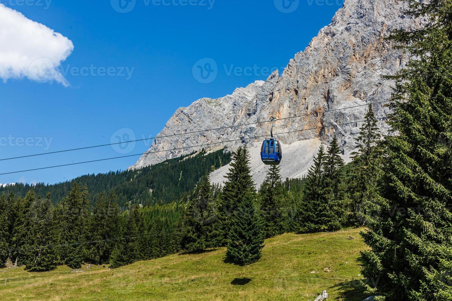 åka skidor hiss stuga på de alps foto