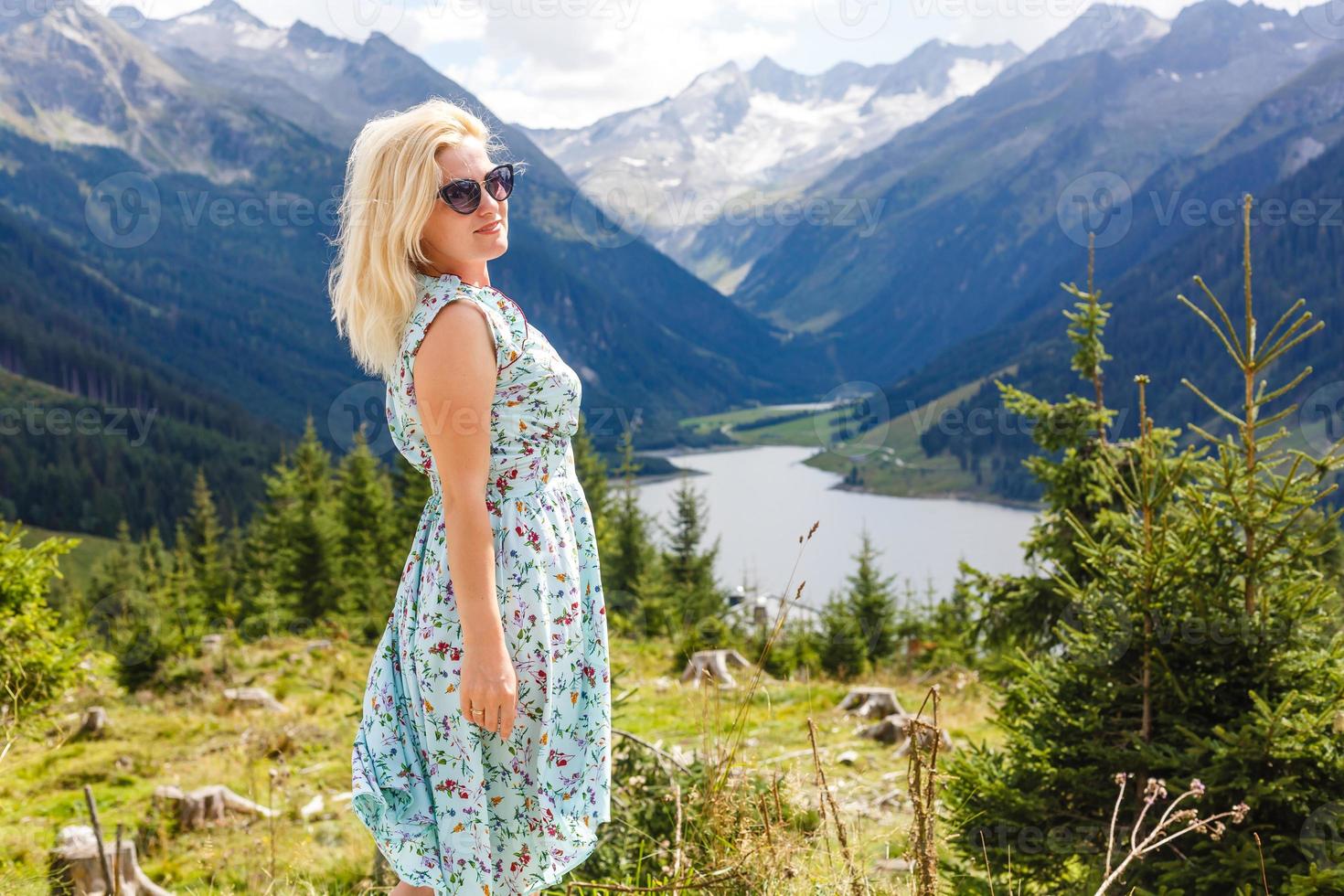 ung skön kvinna resande , bergen alps bakgrund, foto
