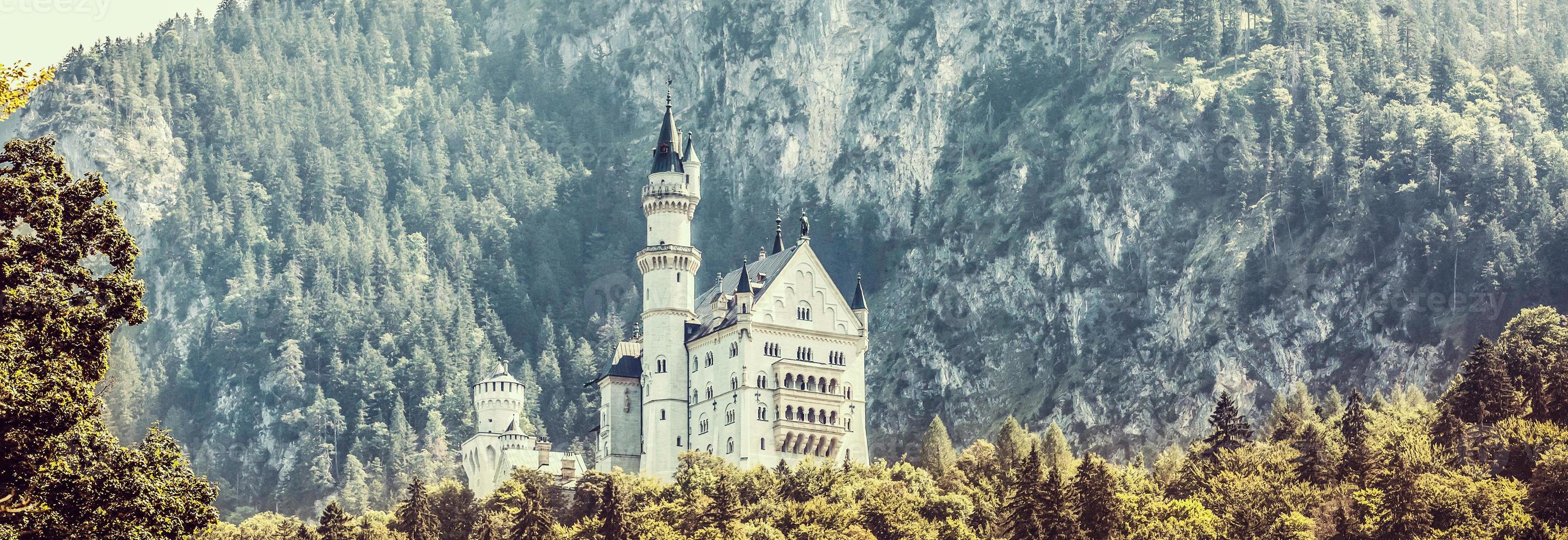 skön se av världskänd neuschwanstein slott, de artonhundratalet romanesque väckelse palats byggd för kung ludwig ii på en oländig klippa nära fussen, sydväst Bayern, Tyskland foto